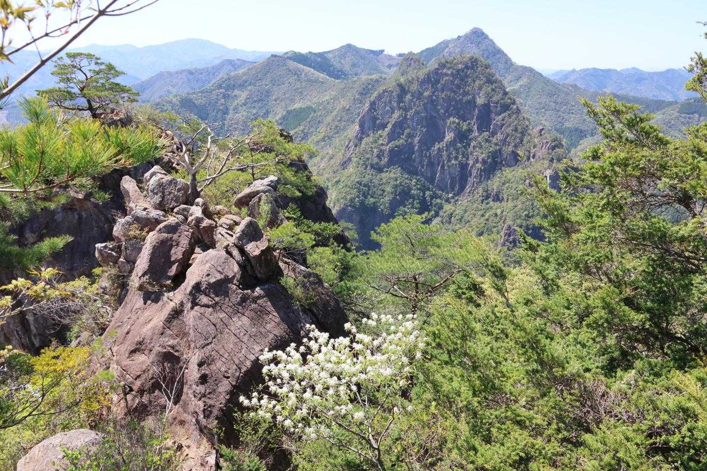 対面の矢筈岳、丹助岳