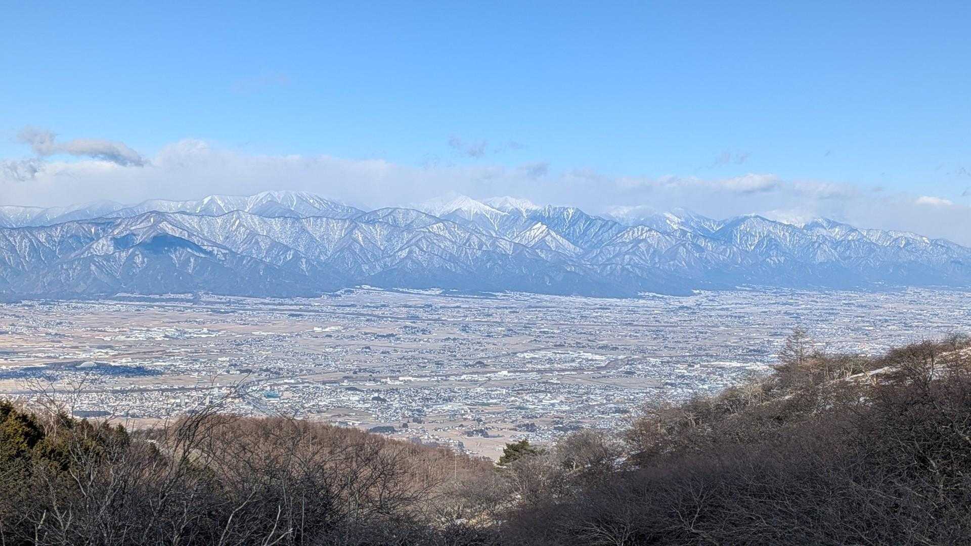 松本市と真ん中にイケメン常念岳じゃ