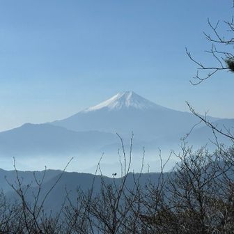 山頂からみえた富士山
扇山山林火災の影響か、こちら側は全体的にもやっている