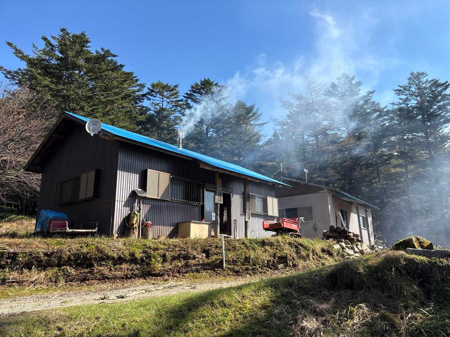 笠取小屋🛖　ここでテン泊もできますよ。
