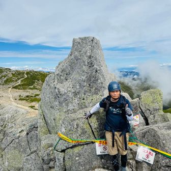 宝剣岳の山頂標識は？
狭いし、混んでるので、写真をさっと撮ってもらい移動。