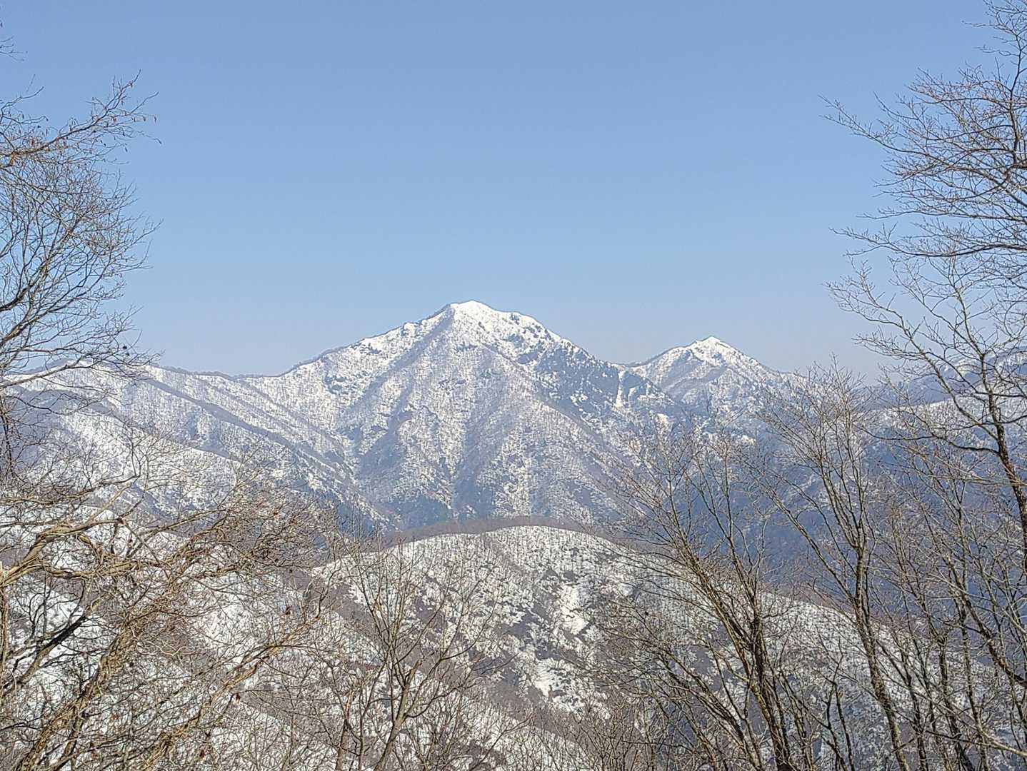 途中からの展望🏔️
蕎麦粒山、小蕎麦粒山
ちょんちょん⛰️
登れる気がしないわ😮‍💨