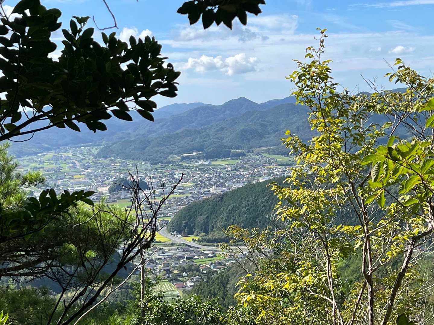 林道沿いに眺望が有りました♪♫
高森地区辺りの街並みと奥に大梅山若しくは大黒山が見えているかなぁ〜❣️^ ^