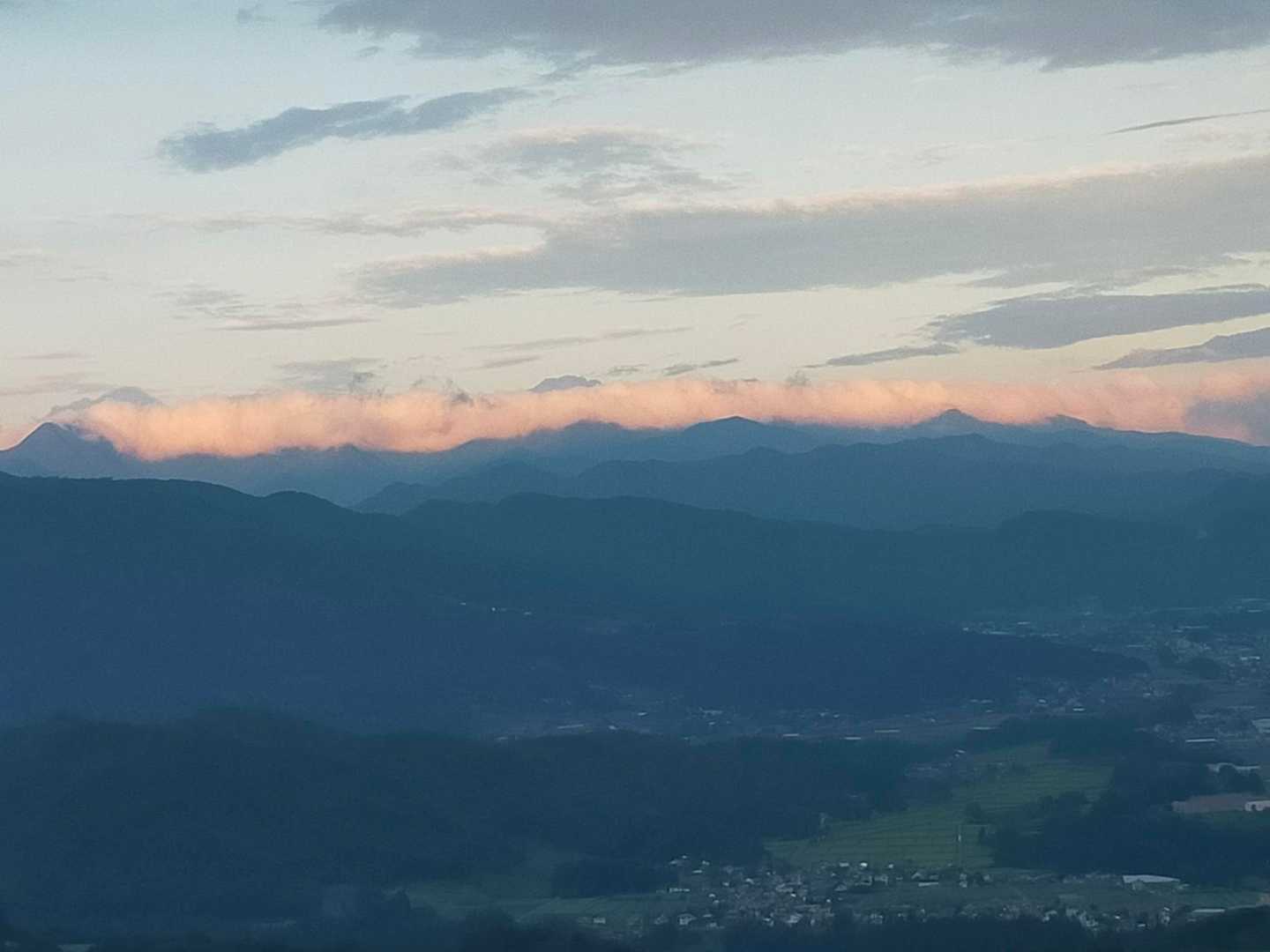 東の山の上にオレンジに輝く水平の雲。珍しいのかな…