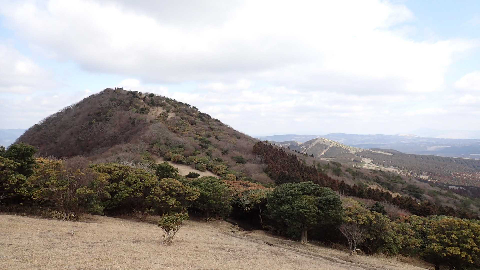女岳まで戻り、鞍岳とツームシ山を振り返る