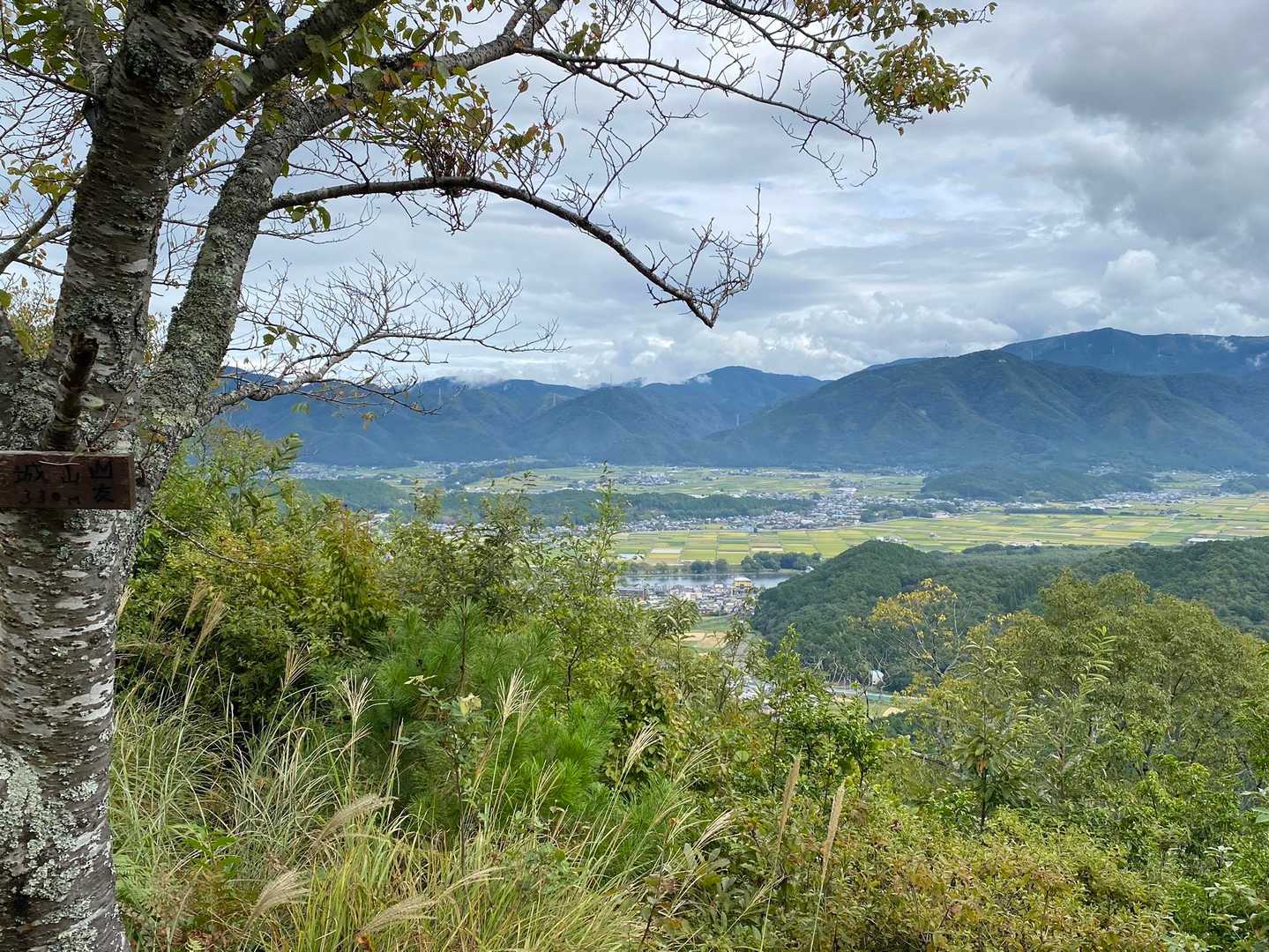 城山山頂から見てやや北東より
中央遠くの山は三頭山(みつずこやま)