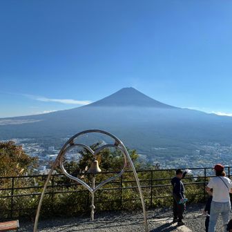 ロープウェイ展望台にはインバウンドの観光客が大勢いました。皆さん、良い日にきましたね！