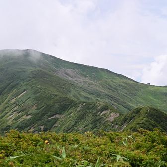 竜門山と
米粒みたいに見える竜門小屋
山のスケールの大きさよ