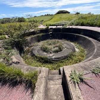 砲台跡遺構
中国大陸と日本本土を結ぶ海上交通路（下関要塞）を保護する目的で、1936年（昭和11年）に旧日本陸軍によって建設されました。四五式十五糎加農砲が4門配備されましたが、一度も実戦で発射されることなく終戦を迎え、大砲は撤去されました。