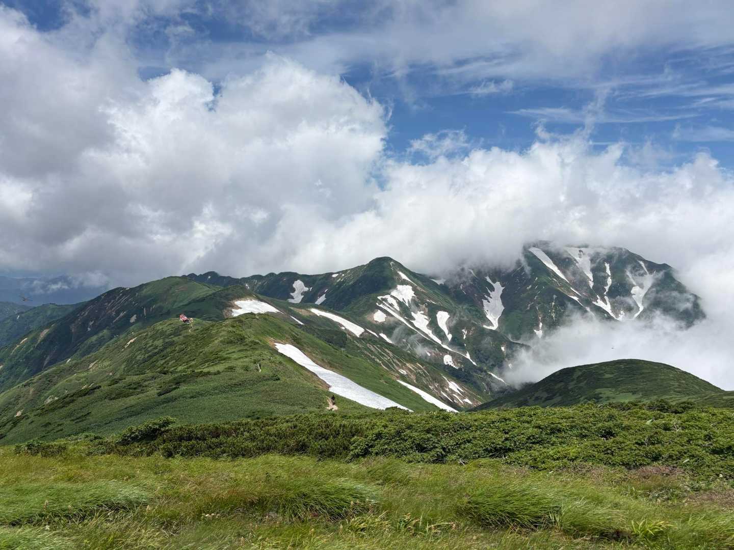 頼母木山からの眺め。頼母木小屋と朳差岳。