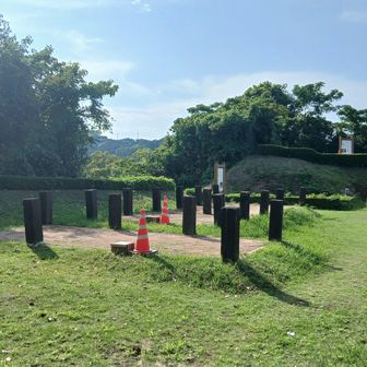 登るだけなら5分ちょい。一番広い平面の第二曲輪。右の櫓跡地に展望台が。