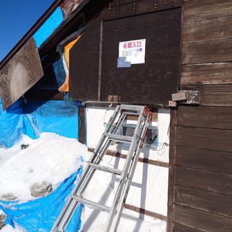 避難小屋
昨夜一組２人が泊まったそうで本日も大きい荷物の人が何人もいました