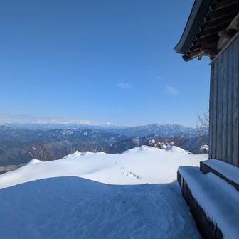 急坂登り切ると〈北の社〉に到達…
遠方に【白山連峰】が見えている。