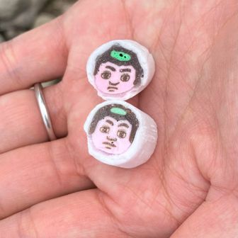 相席ありがとうとお店から金太郎飴を頂きました。微妙に顔が違うね〜。