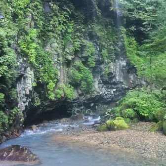 岩質と谷の景色がコロコロ変わるので飽きない