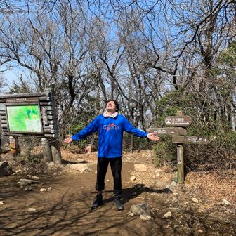毎度山頂で神に近づく人。