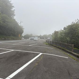 朝と変わらぬ天気に閑散とする駐車場