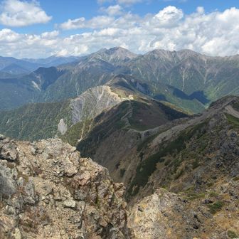 左から仙丈、甲斐駒、北岳、間ノ岳、農鳥と南ア北部の山々を見渡せる