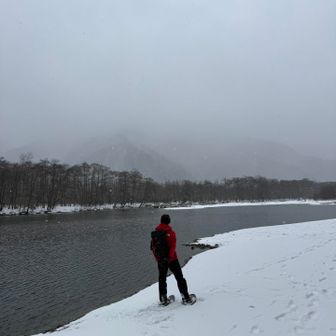 真っ白でしたが雪の音しか聞こえない、
非日常の中にいられました。
深々と降る雪の音、自分の足音、疲れた自分が
リフレッシュ出来たかな🙁
