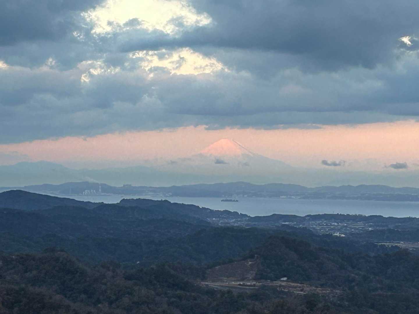 山頂で初日の出は残念
早々撤退そのあと🌤️
でも富士山❣️
ヨッシャー！2026年幸運が来るぞ！