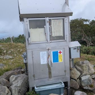 山頂とは少し離れた場所に白山神社の祠がある。
き、金庫？
木造のお社があったみたいだが台風で飛ばされたとのこと。。
開山者はあの泰澄（たいちょう）大師。白山開山と同じお方。
位は正一位大僧正位。日本版のローマ教皇。偉い人。