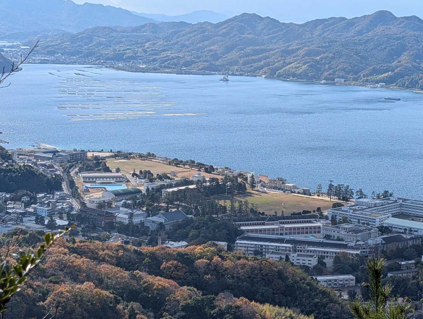 麓に海上自衛隊江田島学校（正式には第一術科学校学生館）見えてます😚
隊員はイケメン揃いで、のりpさんの娘さんに逆ナンパしたらどう？と、言ったとか言わないとか😁
