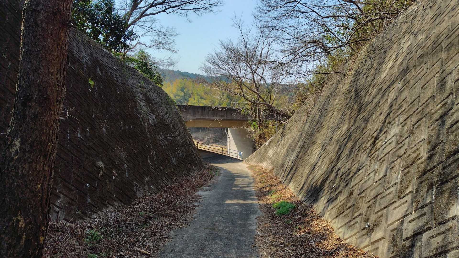折り返して高速を潜る