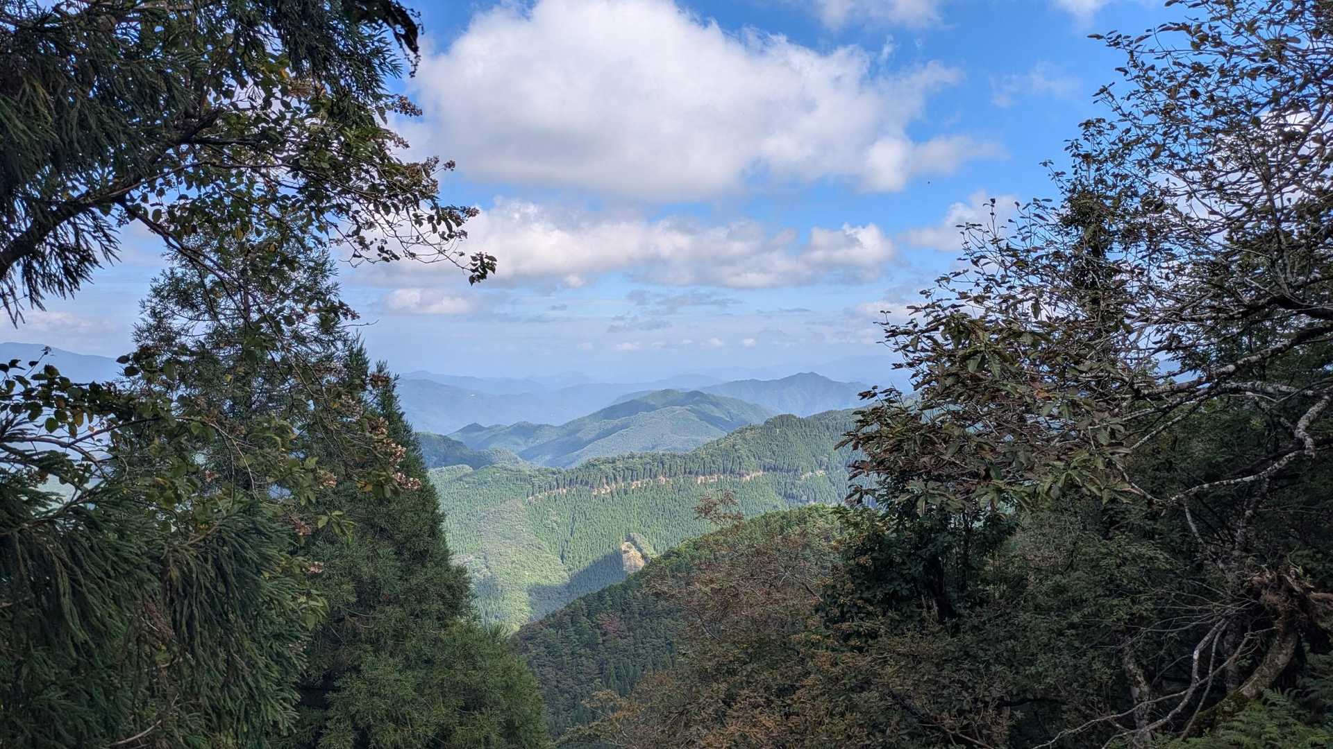 山頂前に開けたところからの眺め