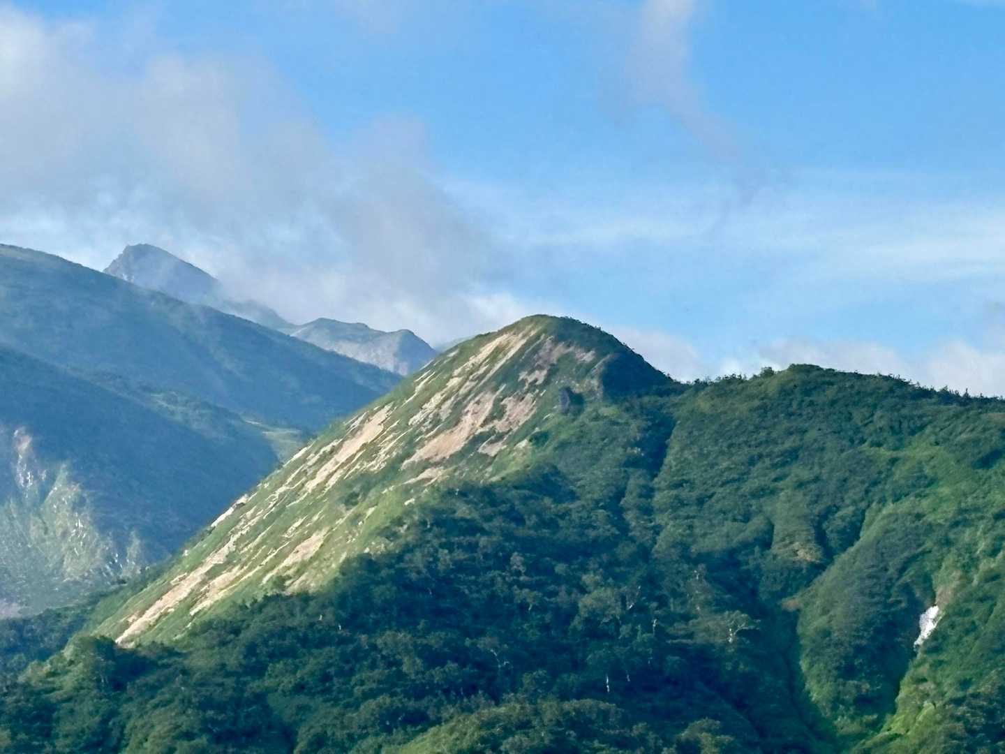 振り返ると、奥にやっと白馬岳が
顔を出しました😄