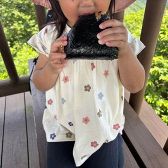 どんぐり村で購入した
「むすび むさし」の巨大🍙をパクり

［孫っち1号の声］
おいちいーー😋
でもアタイ、これ全部食べれるかな🤔