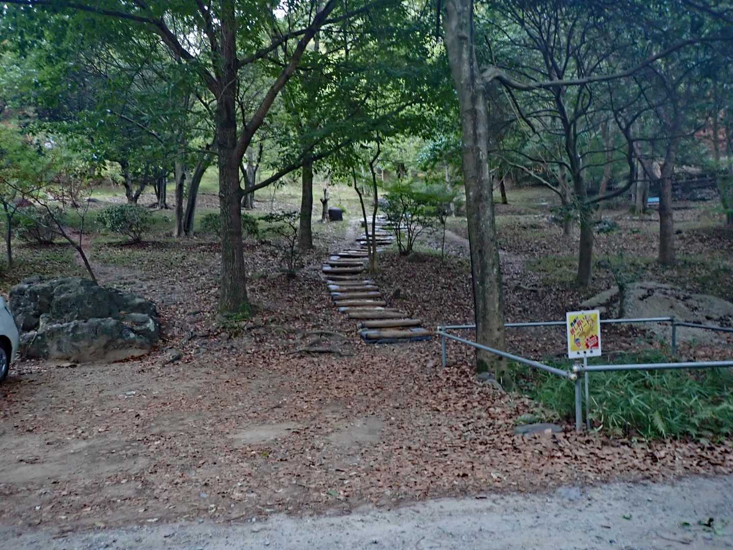 一段登った道路脇に駐車スペースがあり地元の方はこちらにも停められているようです。