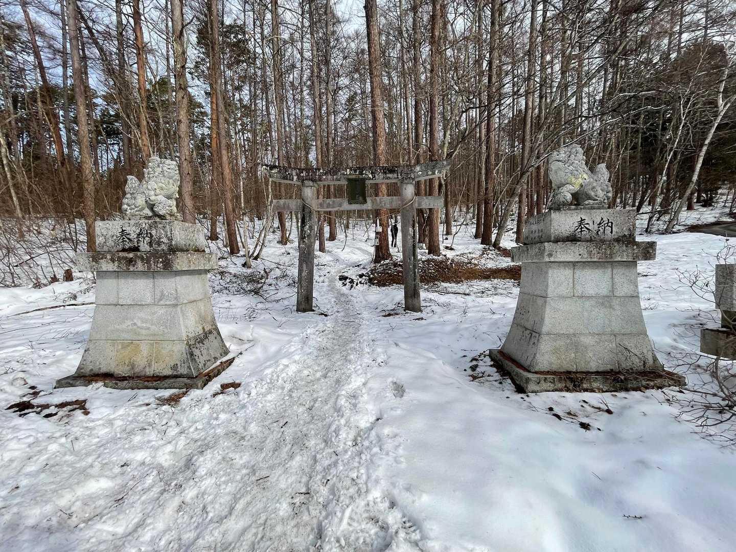 鳥居からは雪道が続きますー❄️