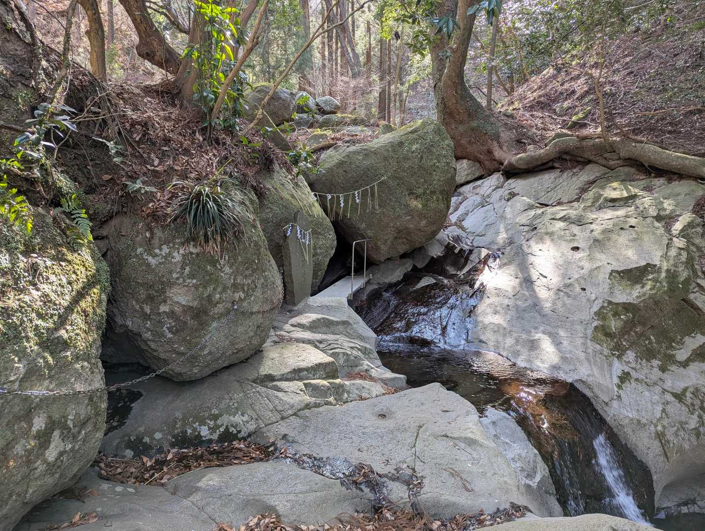 岩の間を流れる清水💦
岩の隙間の奥に弁天様が祀られています♫⛩️