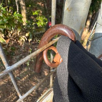 知恵の輪🤨
そのまま抜こうとしたら引っかかる⁉️
疲れて頭が回らない😓

神明山に登る柵のドアのフック🪝

人がギリギリ通れる隙間が空いていたので、フックを外さずに通った人がいるな🧐