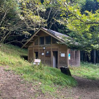 水はこの山頂トイレより上まで運びます