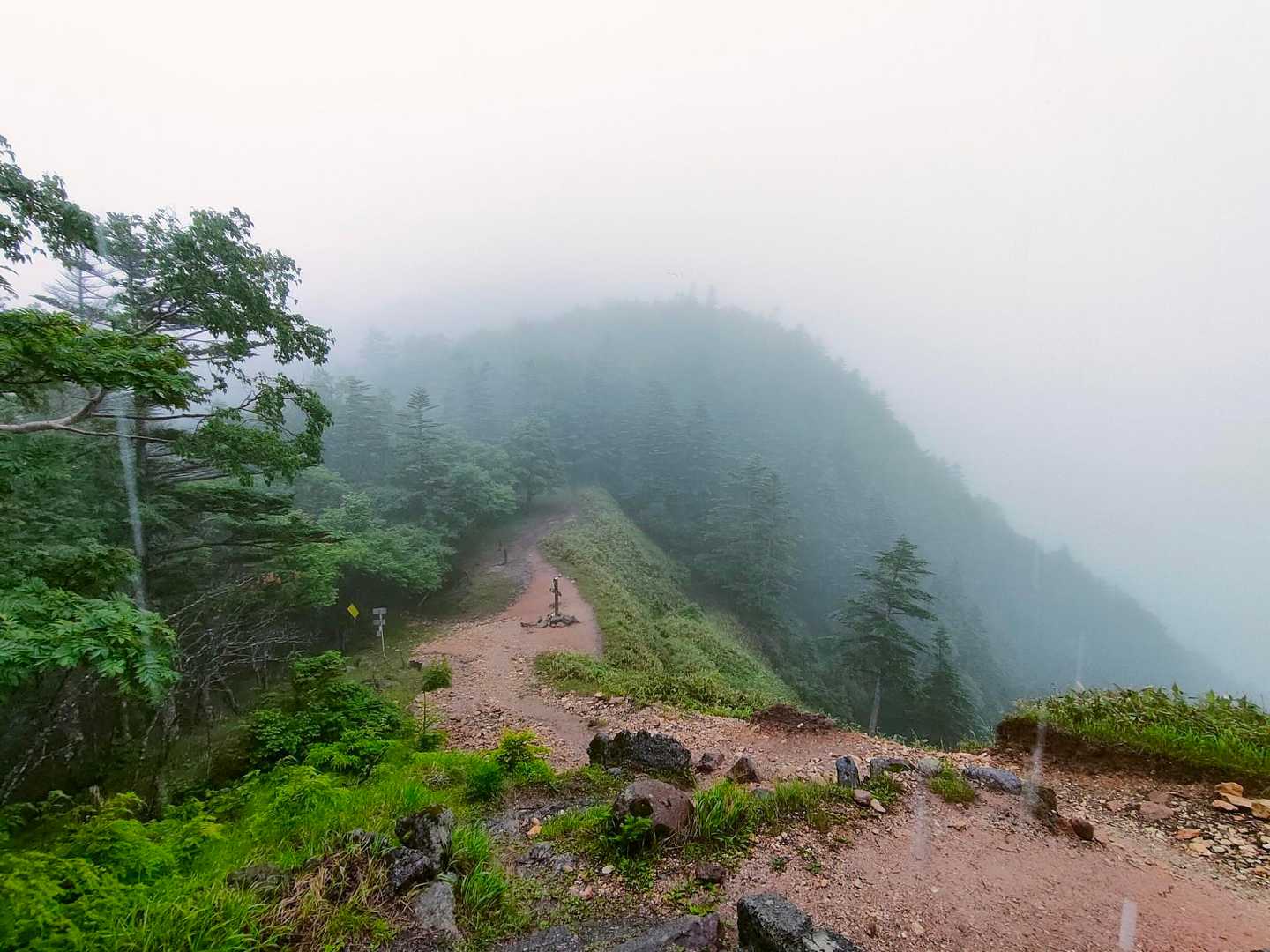 金精峠は土砂降りでございます。