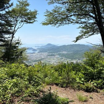 紫雲出山が近くに見えてきた