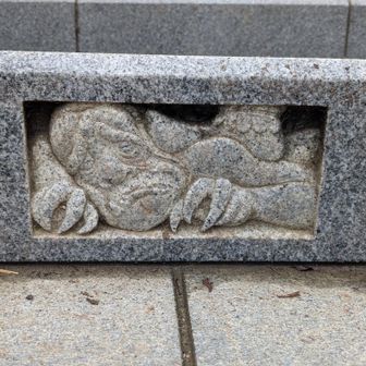 御嶽神社の階段に埋め込まれた、あまのじゃくの石彫り。
参道の階段に全部で3体あるらしい。