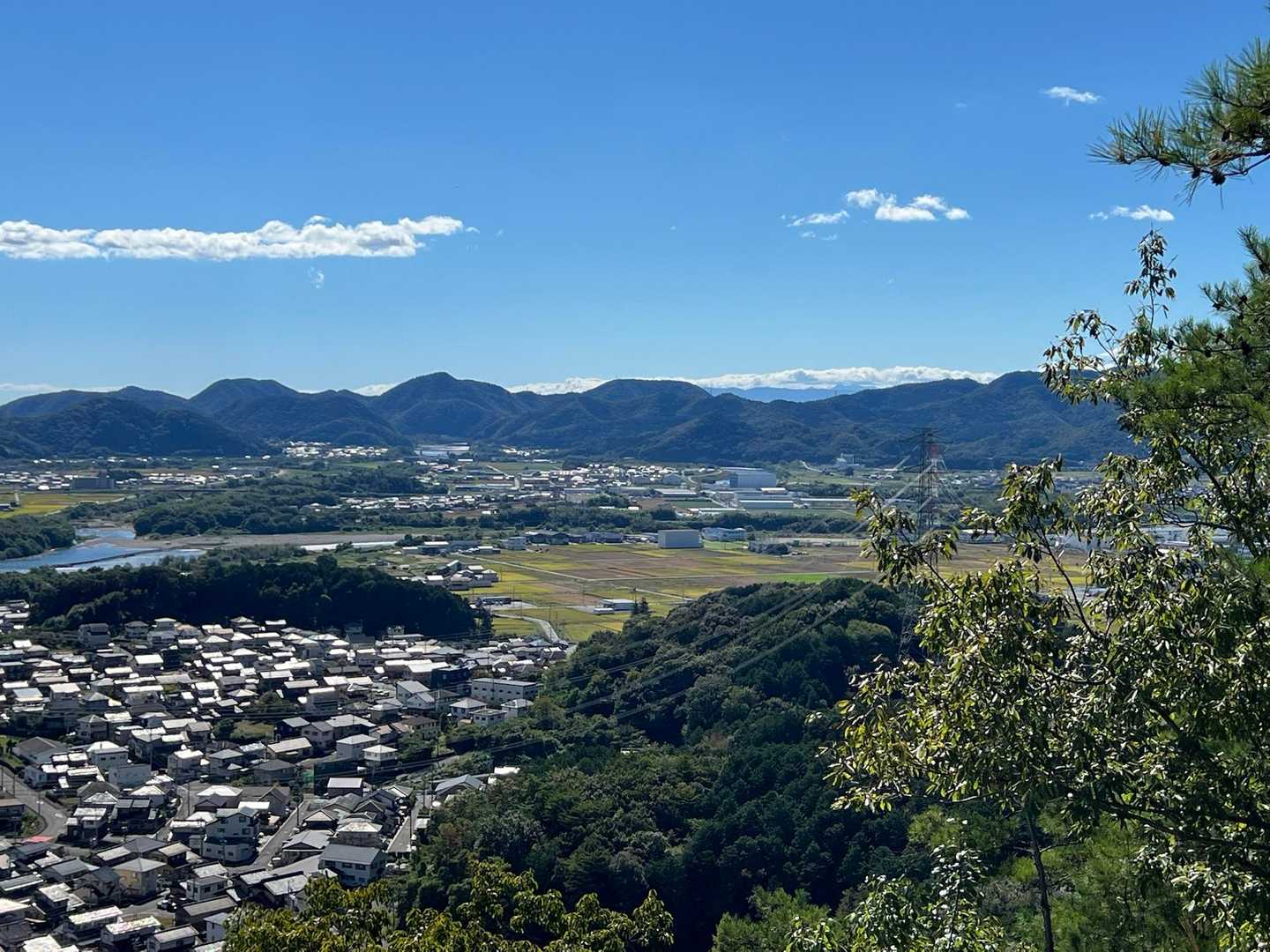 戻ってきました〜

遠く雲の中にお山が見える〜👀