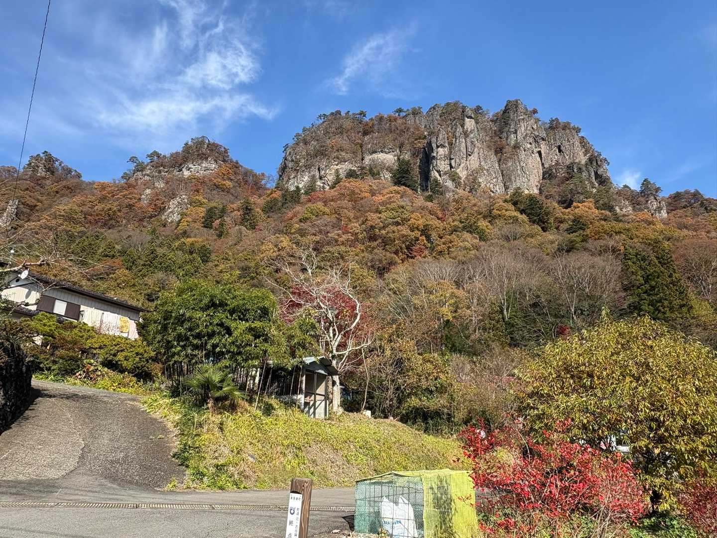 毎日この景色が見えるなんて、すごいですね、と庭仕事中のおばあちゃんに声をかけたら、頂上から手を振ってね👋と応えてくれました。