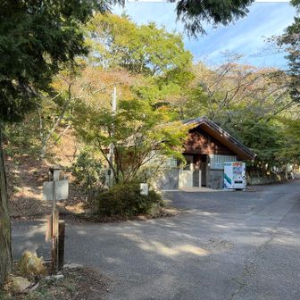 途中、別の登山口を経由。
トイレあり。、