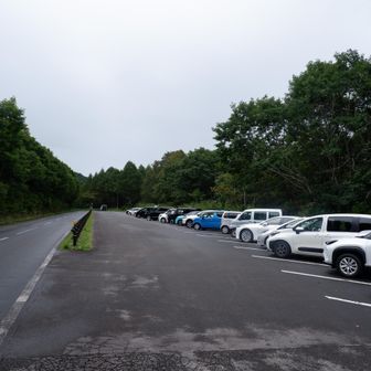 八方台第二駐車場が8割ほど。おそらく登山口は満車と見て迷わずこちらに。登山口まで徒歩7〜8分。