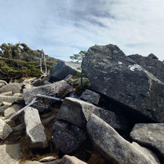 縞枯山の展望台。巨石の塊…
