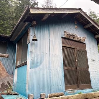 無人でした。外の小屋で雨宿り。