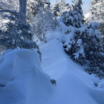 頂上で🗡️宝剣を目指す2名の方と即席パーティーを組み進みますが⛄️トレースはありません😅