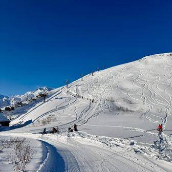 リフトを降りて…新スノーシューMSR着装
ここのリフト（下り）15:00が最終　キツイ…