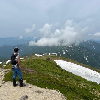 山頂から見下ろす以東岳避難小屋

小雨が降り出しました