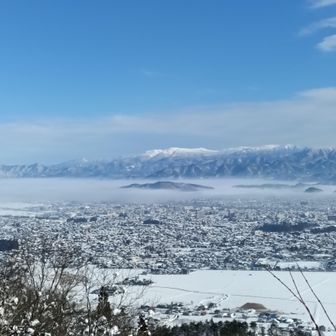 蔵王連峰と米沢の市街地。霧が残って街が飲み込まれてます。その中で頭を出してるのは戸塚山？