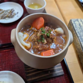 おしゃれな夕食。ご飯とお茶はお替り自由。