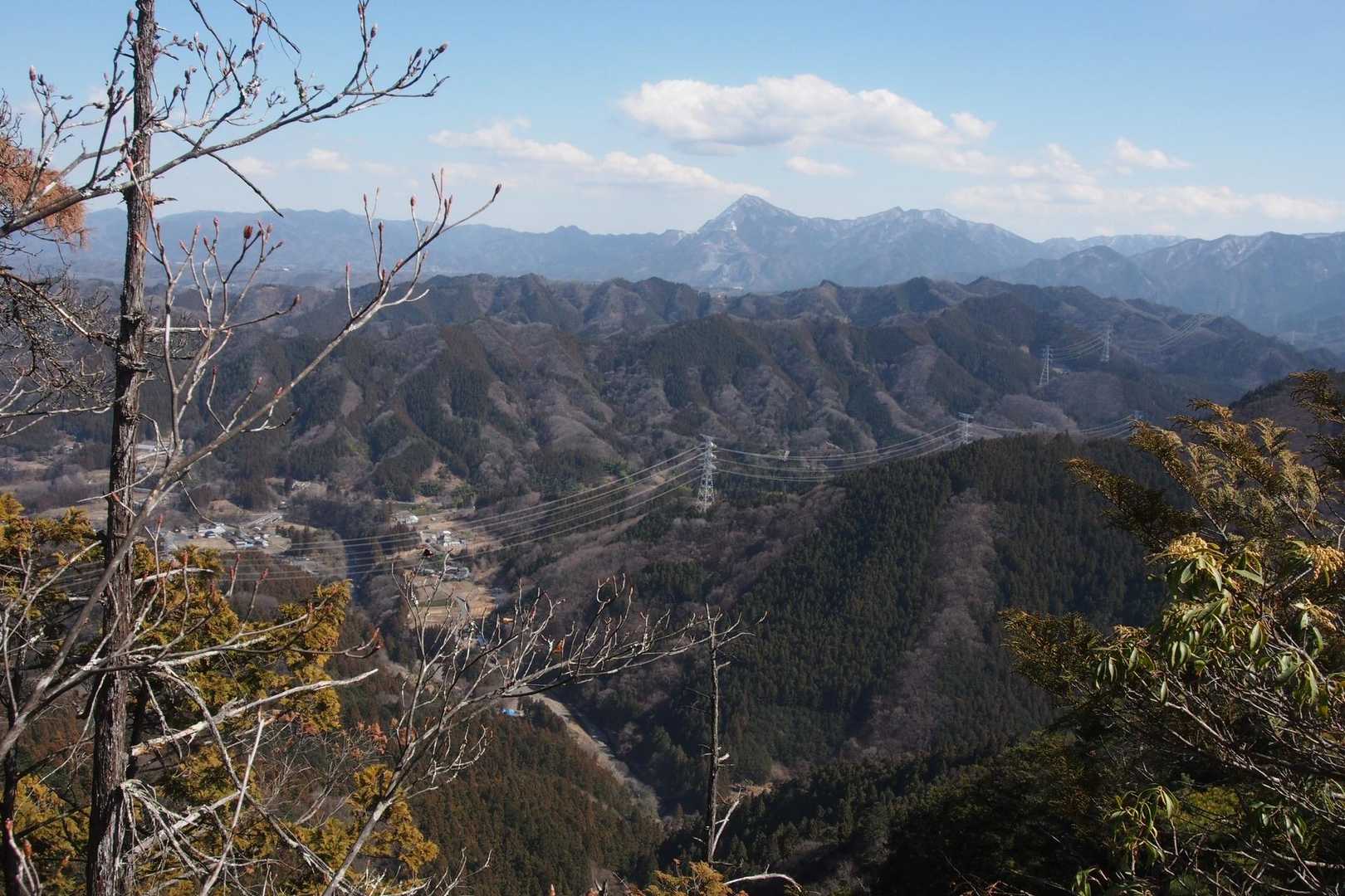 こちらは武甲山が⛰️
下山は上級者ルートの鎖場を降りて行きます